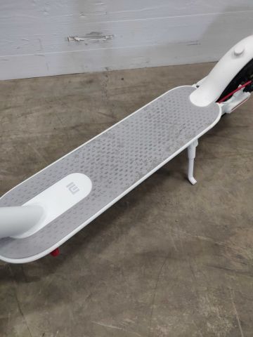 698029-2 Electric scooter Xiaomi Mi M365 (White, 25km / h, 12.5kg)