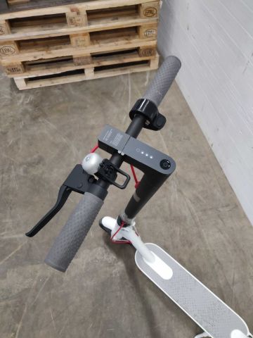 698029-4 Electric scooter Xiaomi Mi M365 (White, 25km / h, 12.5kg)