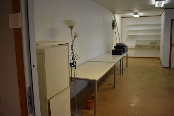 698095-1 Desk, filing cabinet and IT equipment