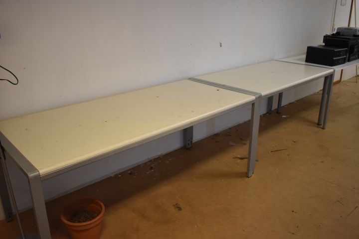 698095-3 Desk, filing cabinet and IT equipment