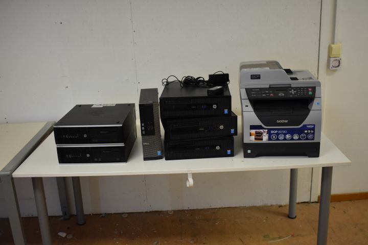 698095-5 Desk, filing cabinet and IT equipment