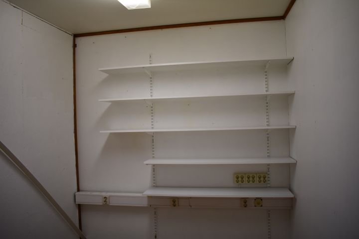 698095-4 Desk, filing cabinet and IT equipment