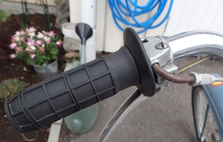 688661-13 Victoria veteran moped