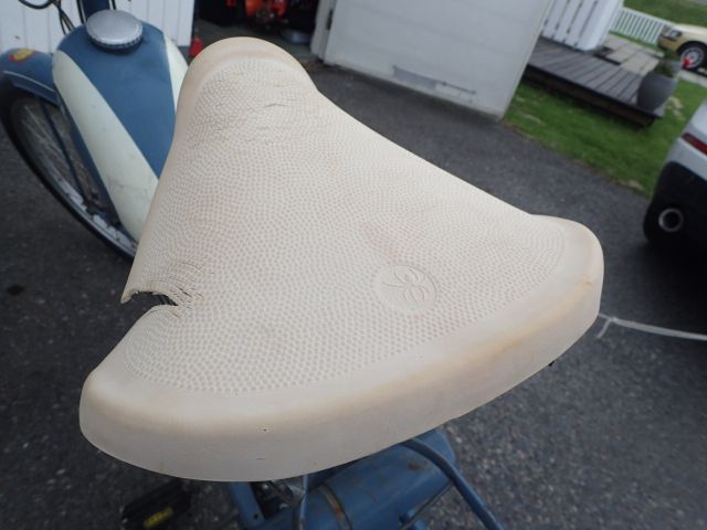 688661-19 Victoria veteran moped