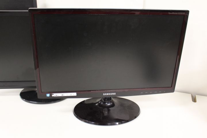 661620-2 3 computer screens - Dell, Benq and Samsung