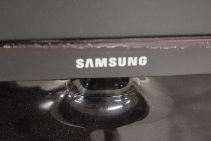 661620-4 3 computer screens - Dell, Benq and Samsung