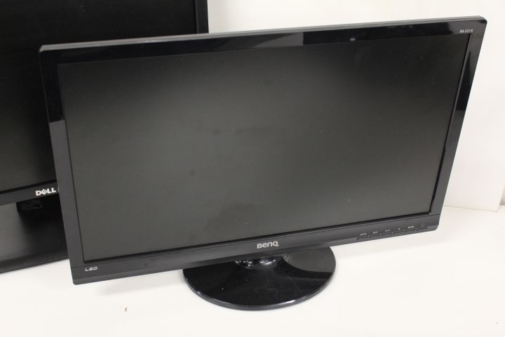 661620-7 3 computer screens - Dell, Benq and Samsung