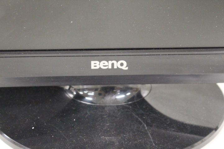 661620-8 3 computer screens - Dell, Benq and Samsung