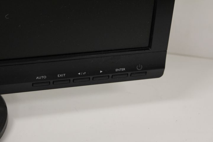 661620-9 3 computer screens - Dell, Benq and Samsung