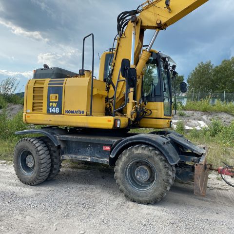 661315-4 Komatsu PW148-8 Wheeled excavator with trailer