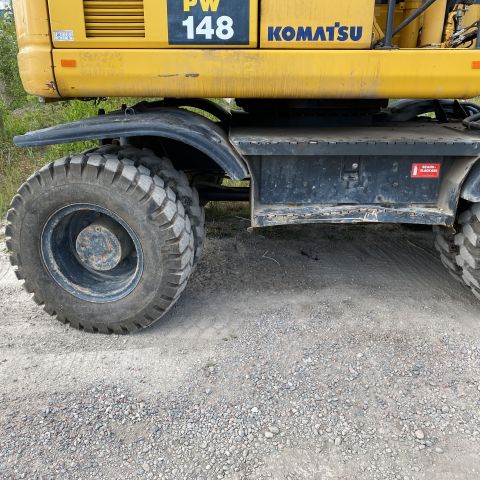 661315-14 Komatsu PW148-8 Wheeled excavator with trailer