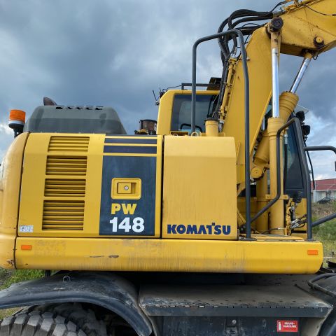 661315-5 Komatsu PW148-8 Wheeled excavator with trailer