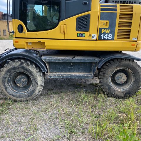 661315-8 Komatsu PW148-8 Wheeled excavator with trailer