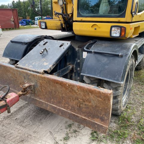 661315-12 Komatsu PW148-8 Wheeled excavator with trailer