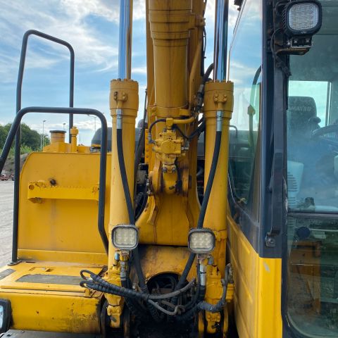 661315-9 Komatsu PW148-8 Wheeled excavator with trailer
