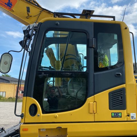 661315-10 Komatsu PW148-8 Wheeled excavator with trailer