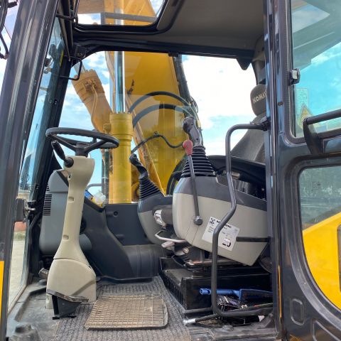 661315-19 Komatsu PW148-8 Wheeled excavator with trailer
