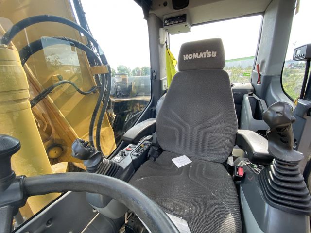 661315-22 Komatsu PW148-8 Wheeled excavator with trailer
