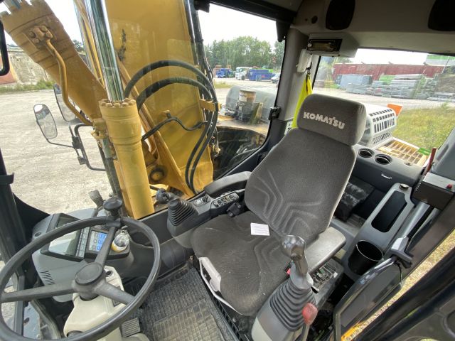 661315-21 Komatsu PW148-8 Wheeled excavator with trailer