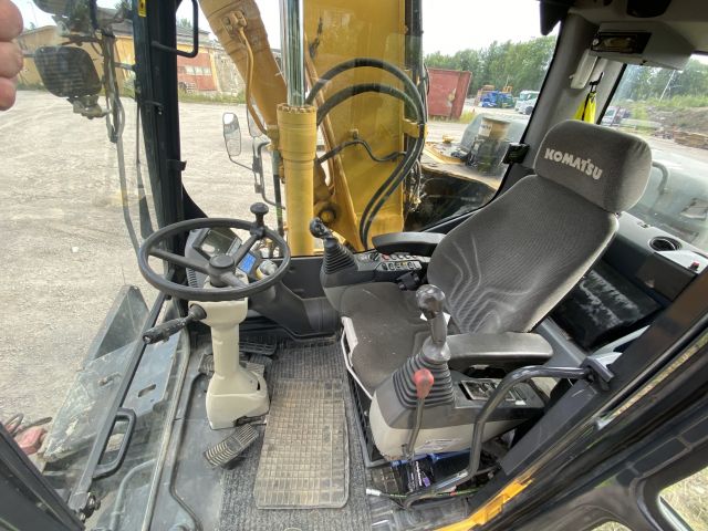 661315-20 Komatsu PW148-8 Wheeled excavator with trailer