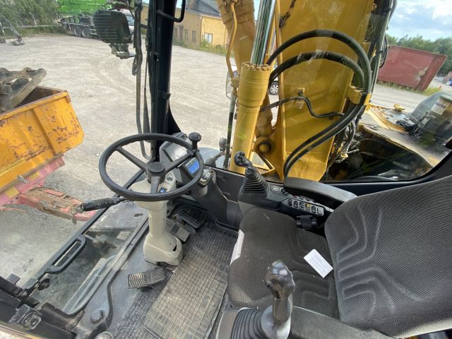 661315-23 Komatsu PW148-8 Wheeled excavator with trailer