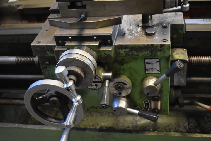 701320-5 Lathe Victor 400x1000 with accessories - 1979