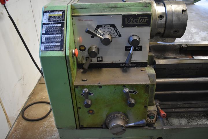 701320-8 Lathe Victor 400x1000 with accessories - 1979