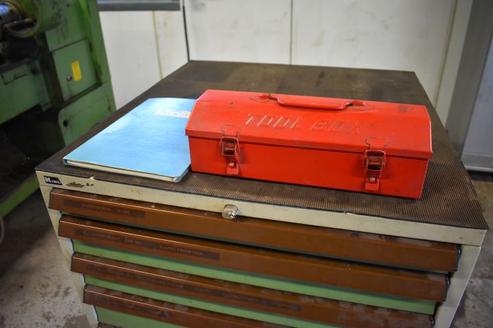 701320-24 Lathe Victor 400x1000 with accessories - 1979