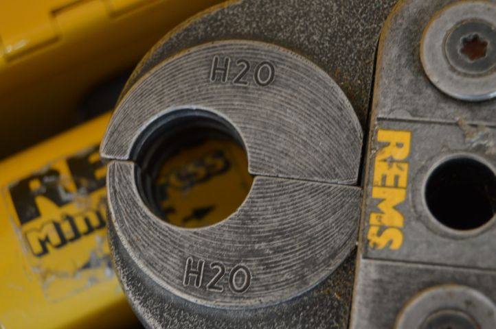 658803-4 Invoiced on 709256 - Rems minipress with 4 press jaws