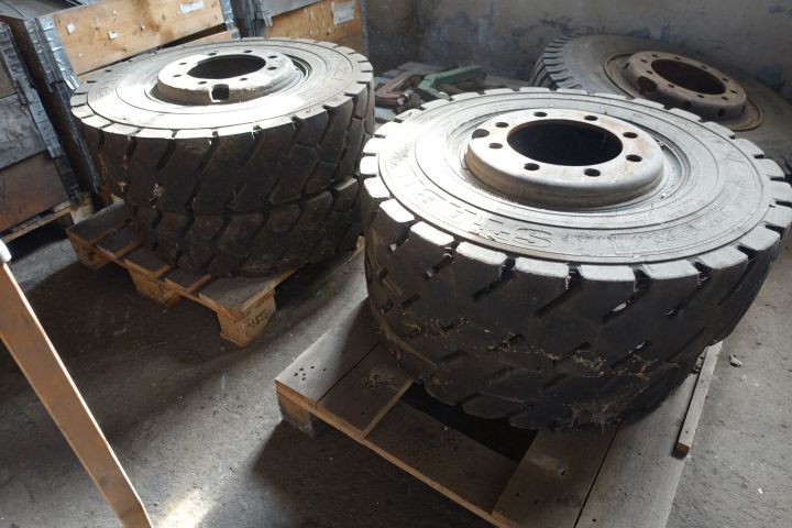 702708-1 Truck Tires