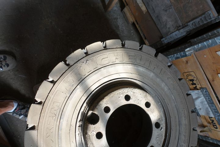 702708-3 Truck Tires