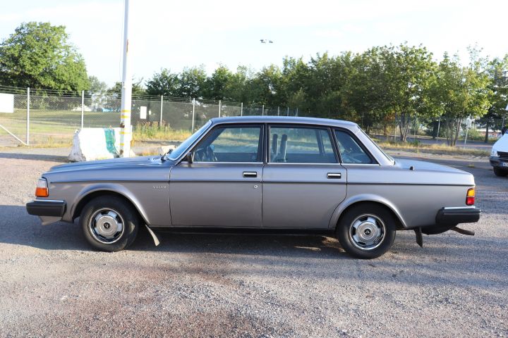 692314-2 Volvo 244 diesel -83