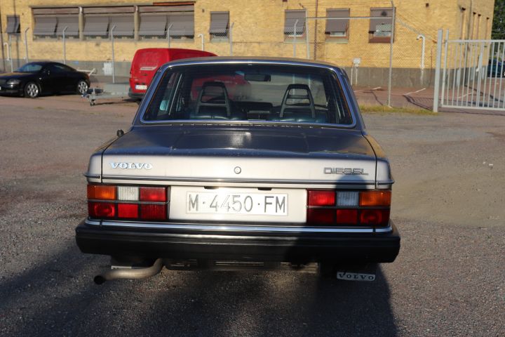 692314-4 Volvo 244 diesel -83
