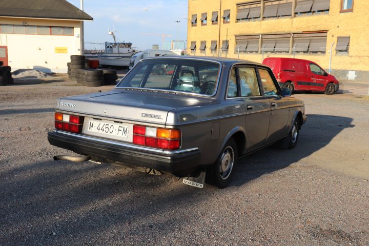 692314-5 Volvo 244 diesel -83