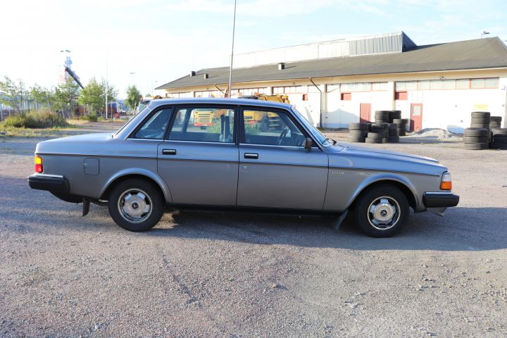 692314-6 Volvo 244 diesel -83