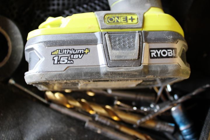 704258-8 2x Screwdriver - Ryobi RCD-1802 & 3x charging docks