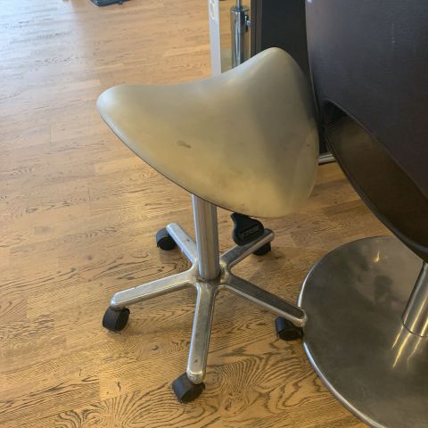 699156-4 Hairdressing station with chair and saddle chair MG Bross