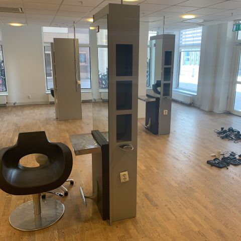 699156-7 Hairdressing station with chair and saddle chair MG Bross