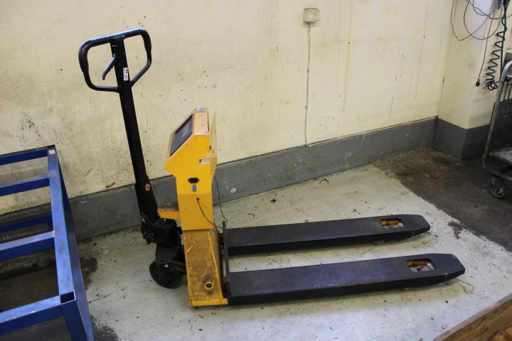 690959-1 Pallet puller with scale
