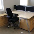 690982-1 Diverse kontorsmöbler - Skrivbord, hurtsar, kontorsstol m.m.