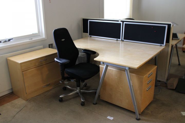 690982-1 Diverse kontorsmöbler - Skrivbord, hurtsar, kontorsstol m.m.