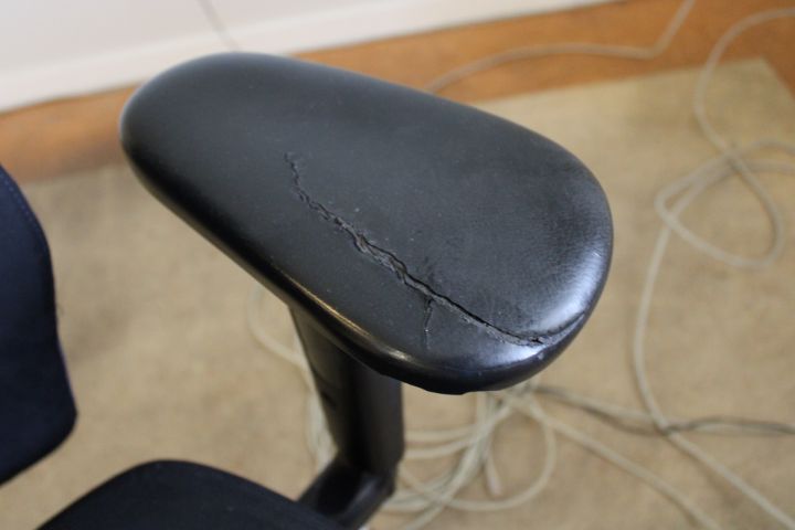 690982-10 Diverse kontorsmöbler - Skrivbord, hurtsar, kontorsstol m.m.