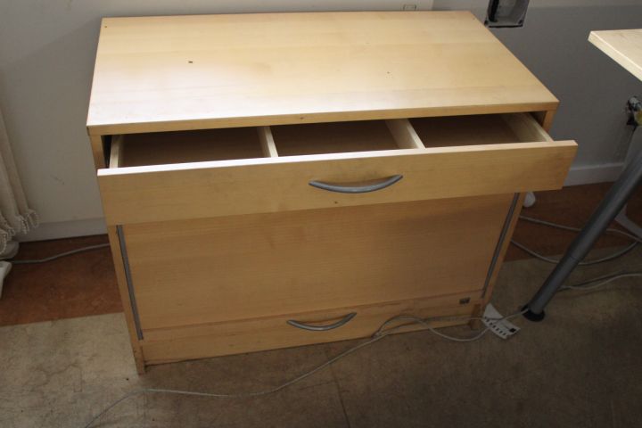 690982-3 Diverse kontorsmöbler - Skrivbord, hurtsar, kontorsstol m.m.