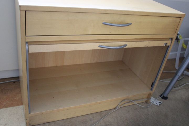 690982-5 Diverse kontorsmöbler - Skrivbord, hurtsar, kontorsstol m.m.