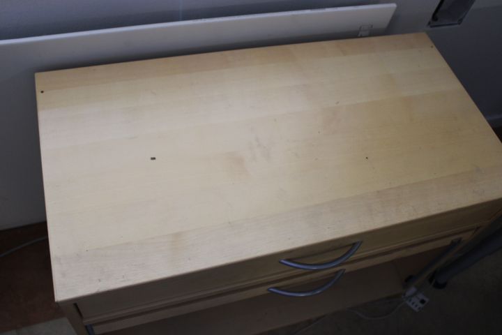 690982-4 Diverse kontorsmöbler - Skrivbord, hurtsar, kontorsstol m.m.