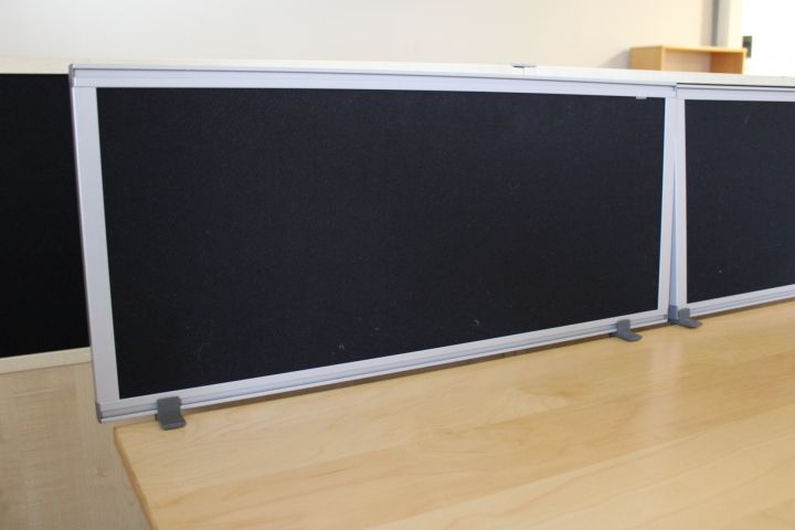 690982-6 Diverse kontorsmöbler - Skrivbord, hurtsar, kontorsstol m.m.