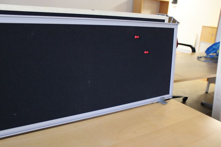 690982-7 Diverse kontorsmöbler - Skrivbord, hurtsar, kontorsstol m.m.