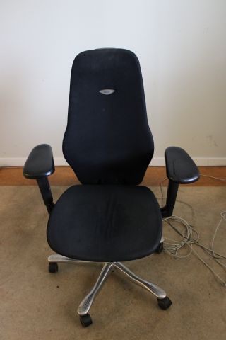 690982-8 Diverse kontorsmöbler - Skrivbord, hurtsar, kontorsstol m.m.