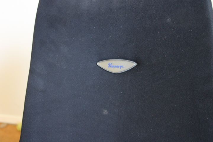 690982-9 Diverse kontorsmöbler - Skrivbord, hurtsar, kontorsstol m.m.