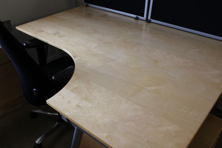 690982-2 Diverse kontorsmöbler - Skrivbord, hurtsar, kontorsstol m.m.